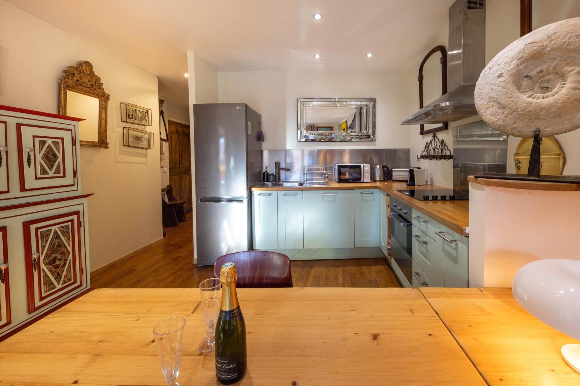 Spacious And Bright Flat Close To The : Heart Of Old * Nizza