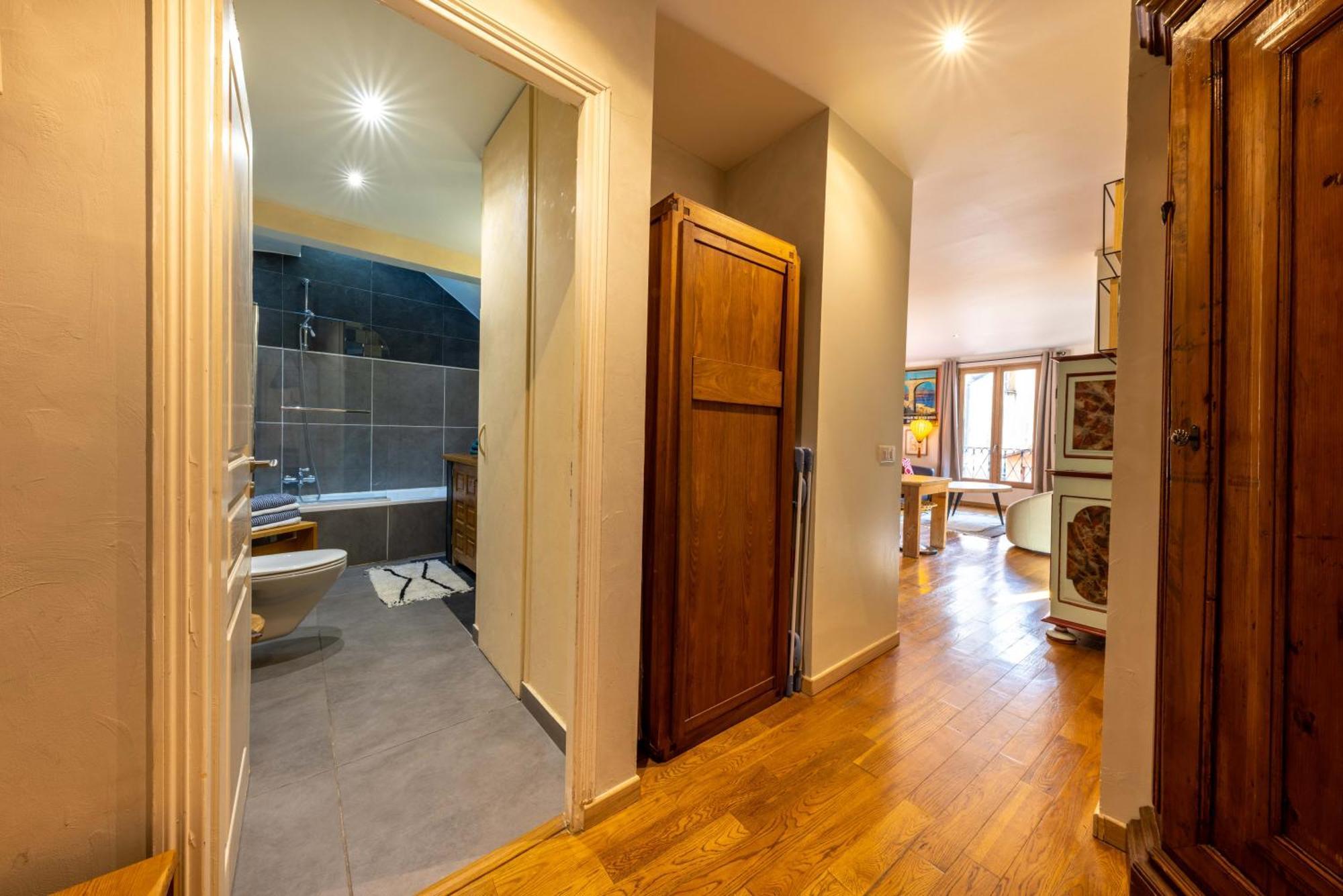 Spacious And Bright Flat Close To The : Heart Of Old Apartment *